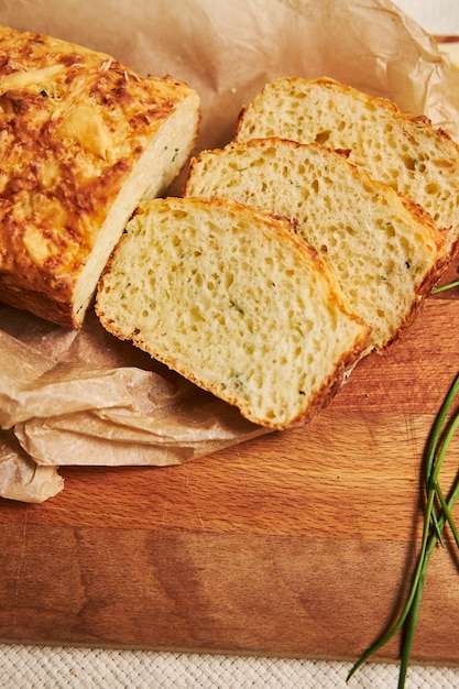 Closeup tiro de pão de queijo em uma mesa de madeira