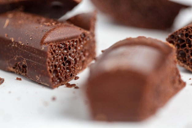 Closeup tiro de pedaços de chocolate bolha isolados em uma superfície branca