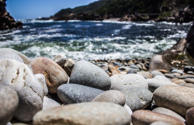 Closeup tiro de pedras em uma praia à luz do dia