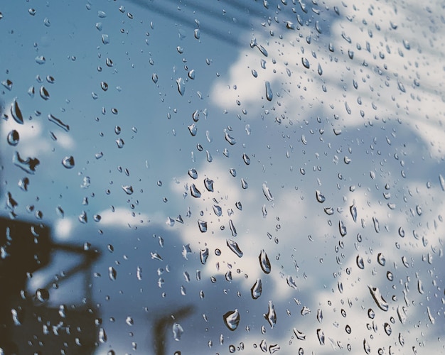 Closeup tiro de pingos de chuva em uma janela de vidro