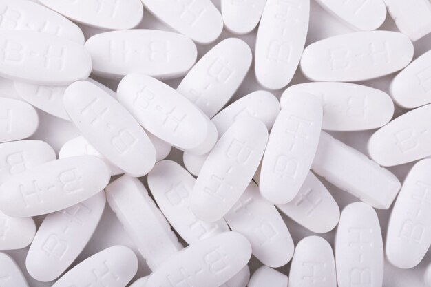 Closeup tiro de produtos farmacêuticos brancos em um fundo branco