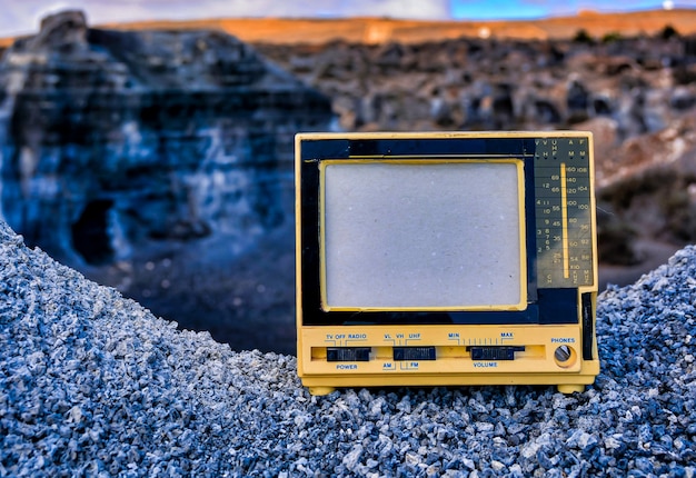 Closeup tiro de um antigo rádio de TV vintage em uma pedra sobre um fundo desfocado