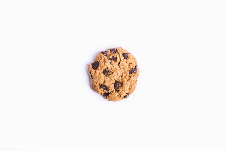 Foto grátis closeup tiro de um biscoito de chocolate isolado