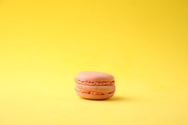 Closeup tiro de um biscoito rosa em um fundo amarelo