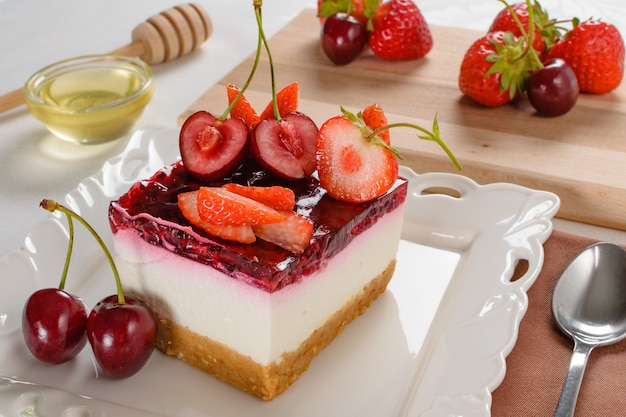 Closeup tiro de um cheesecake com frutas em cima