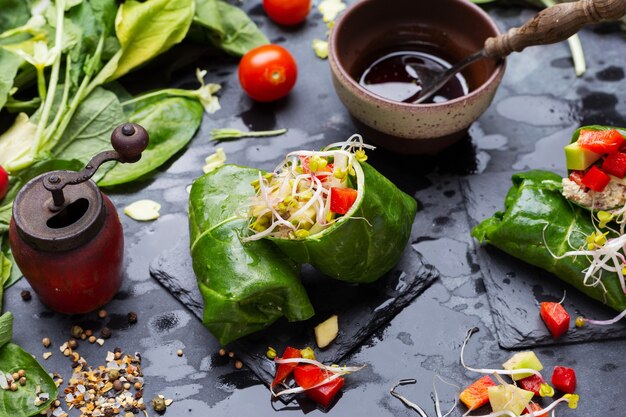 Closeup tiro de um envoltório vegan com pimentão vermelho e tomate