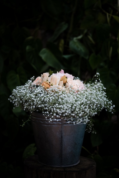 Closeup tiro de um lindo buquê floral branco para uma decoração de casamento