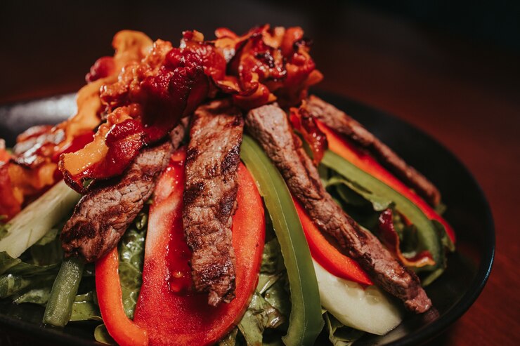 Foto grátis closeup tiro de um prato de comida deliciosa em uma mesa