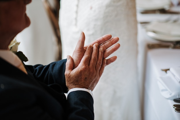 Foto grátis closeup tiro de um velho macho mãos batendo palmas