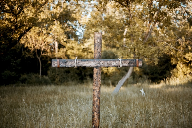 Closeup tiro de uma cruz de madeira em um gramado