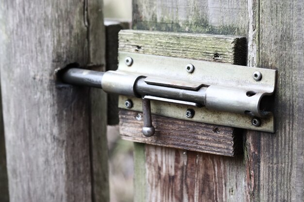 Closeup tiro de uma fechadura de metal em uma porta de madeira