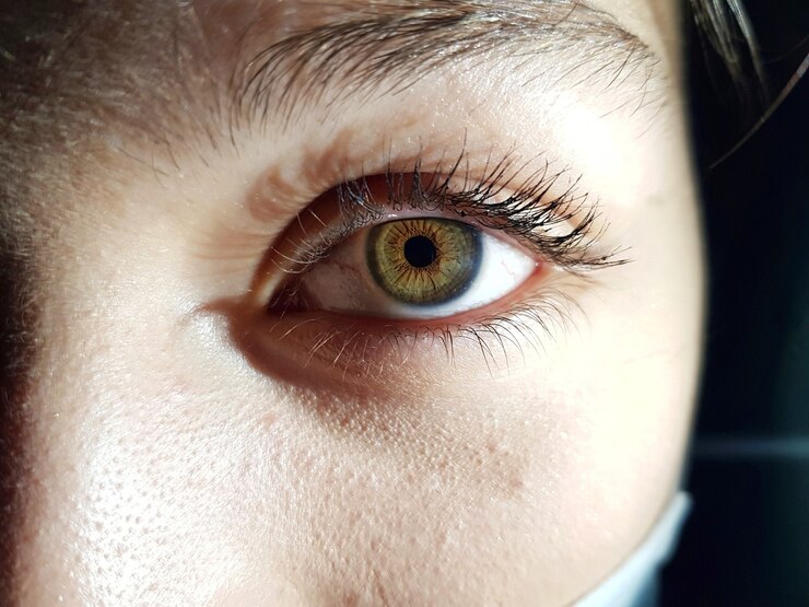 Foto grátis closeup tiro de uma mulher com lindos olhos verdes