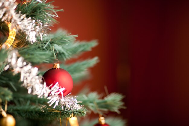 Closeup tiro de uma parte de um pinheiro decorado durante o Natal