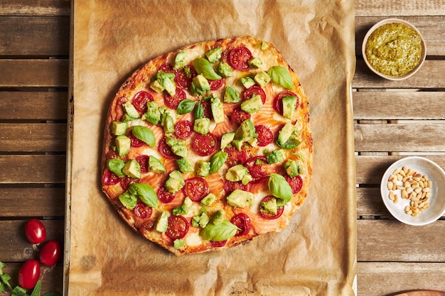 Closeup tiro de uma pizza com legumes na mesa de madeira