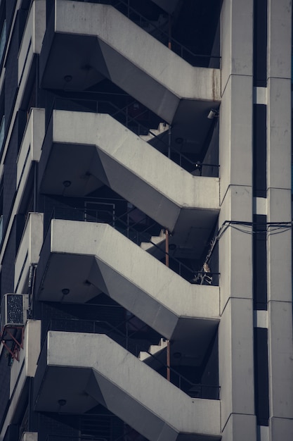 Closeup tiro vertical de um lado do prédio de apartamentos com arquitetura moderna