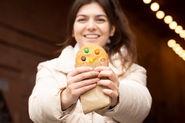 Foto grátis closeup um lindo pão de gengibre nas mãos de uma mulher