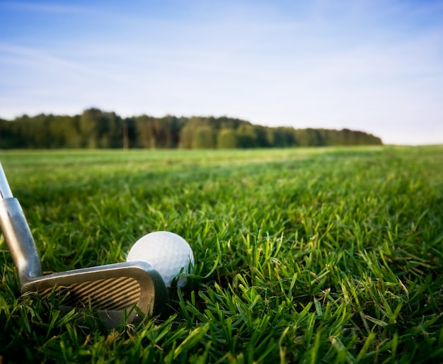 clube de golfe com uma bola