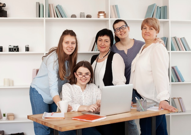 Clube social feminino dentro de casa