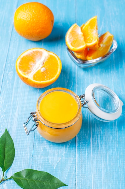 Coalhada de laranja caseira com laranjas suculentas.