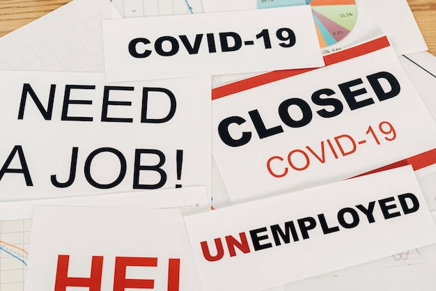 Foto grátis cobertura de ângulo elevado 19 e sinais de desemprego