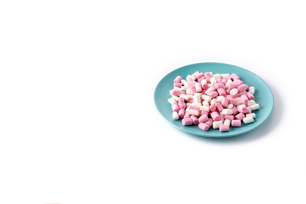 Cobertura de marshmallows doces isolada no fundo branco