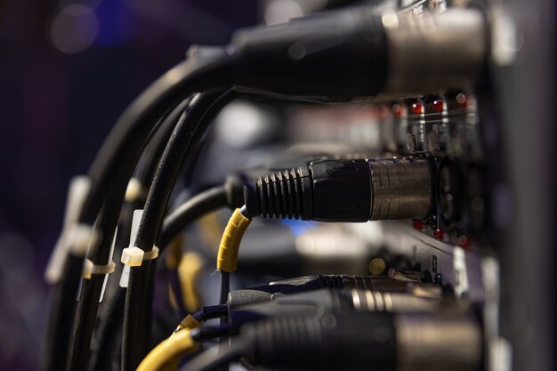 Cobra de áudio e caixa de palco com cabos e tomadas xlr em um show ao vivo.