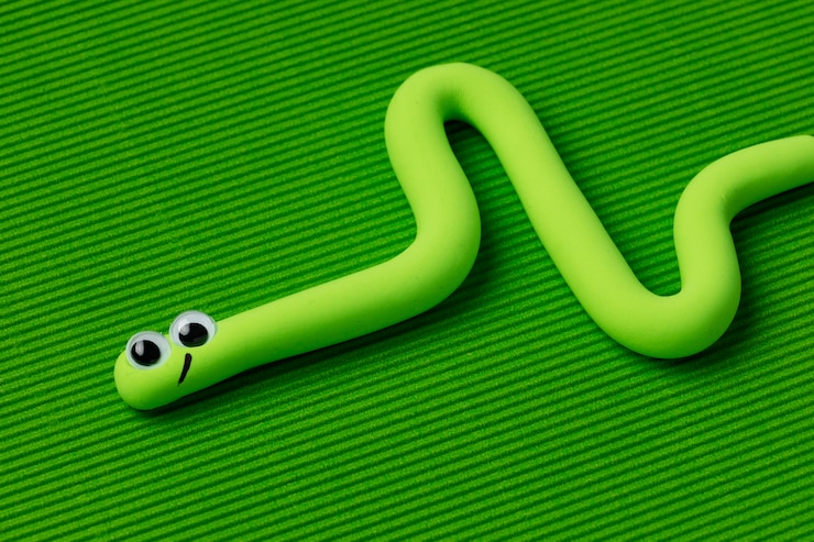 Foto grátis cobra de massinha de alto ângulo com fundo verde