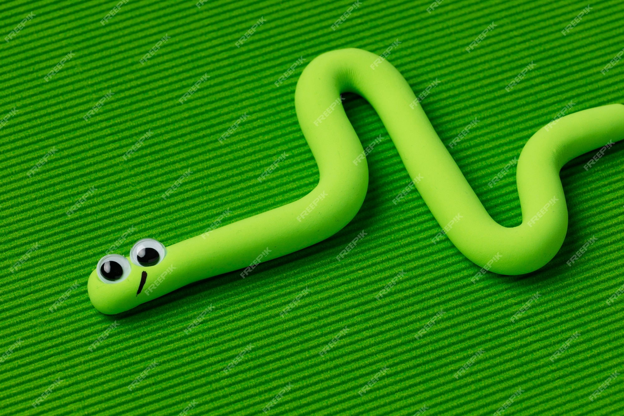 Cobras de massinha fofas com fundo verde