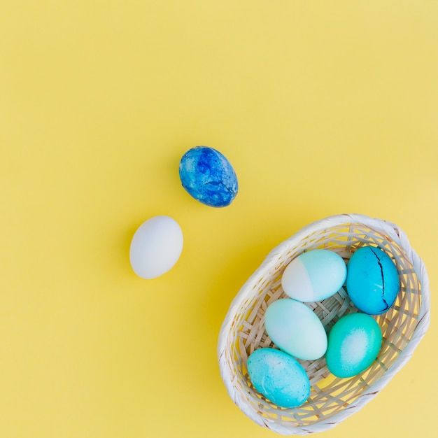 Cobrança, de, azul, ovos páscoa, em, cesta