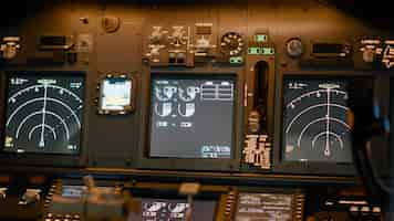 Foto grátis cockpit de avião com comando de vôo no painel de controle e painel para navegação, acelerador do motor e bússola de radar. cabine de avião com para-brisa, botões e alça. fechar-se.