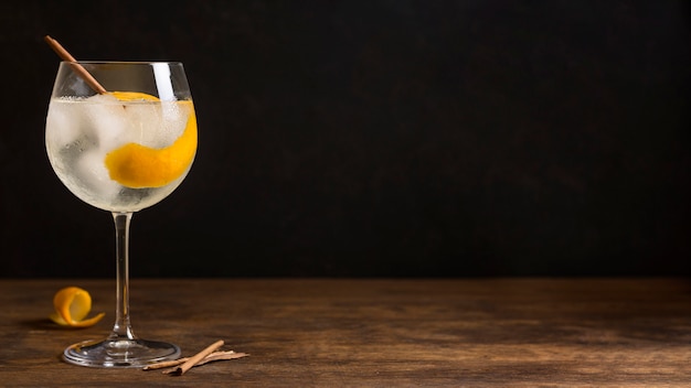 Cocktail alcoólico com espaço de cópia