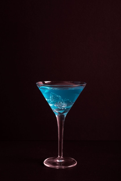 Cocktail alcoólico fresco de close-up