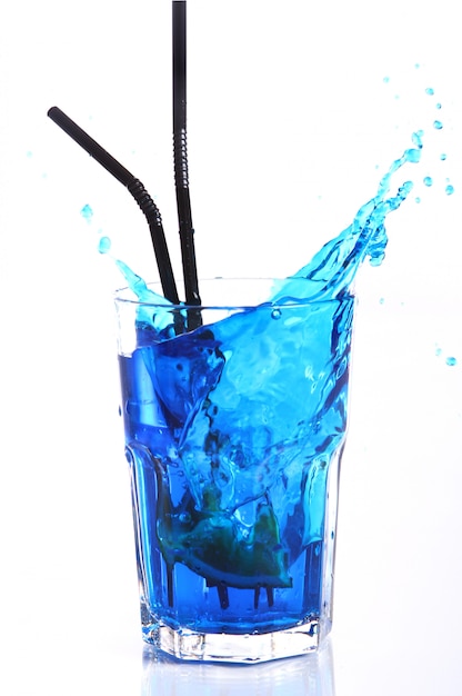 Cocktail azul com salpicos isolados no branco