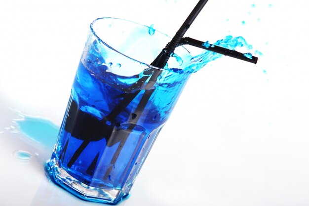 Cocktail azul com salpicos isolados no branco