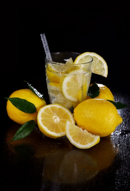Cocktail com limões frescos
