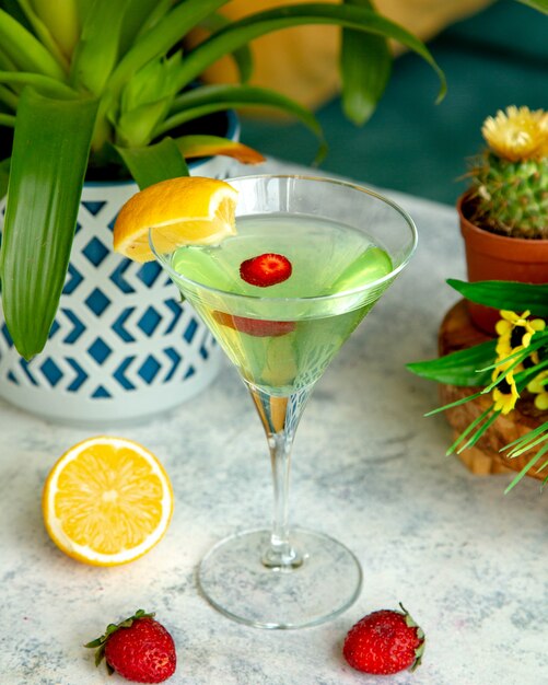 Foto grátis cocktail com uma fatia de limão nele