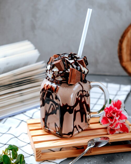 Cocktail de chocolate em cima da mesa