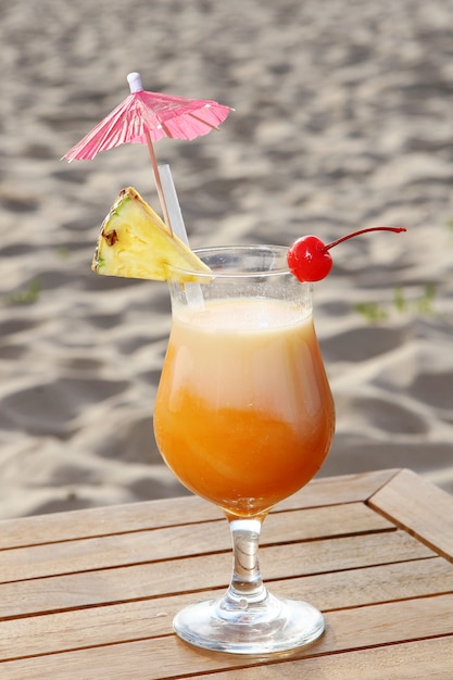 Cocktail de fruta doce com morango