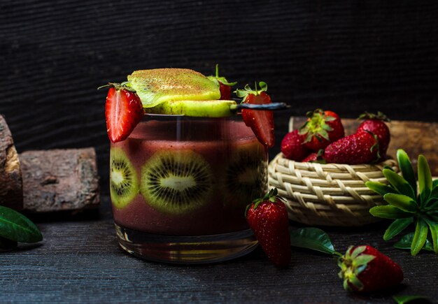 Cocktail de fruta Kiwi e morango