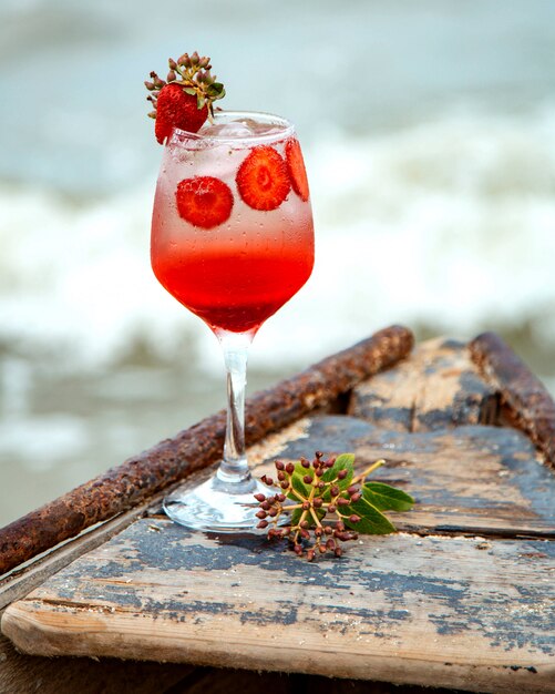 Cocktail de frutas com fatias de morango