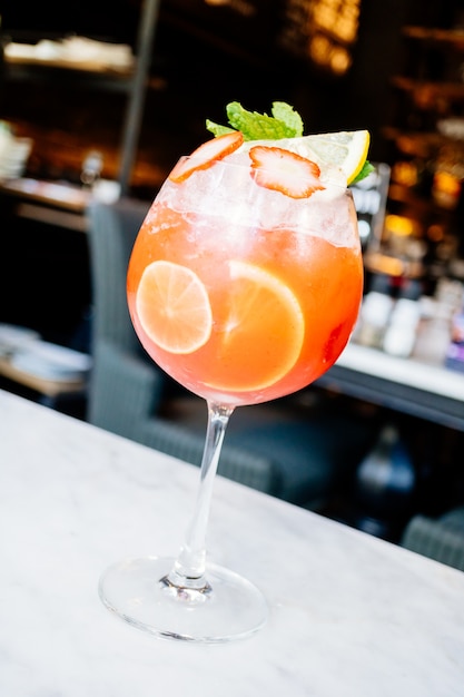 Foto grátis cocktail de frutas de maracujá e morangos