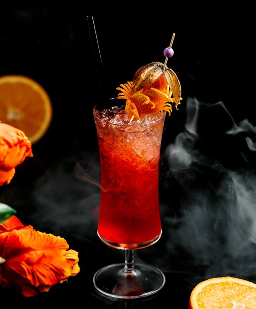Cocktail de gelo vermelho em cima da mesa