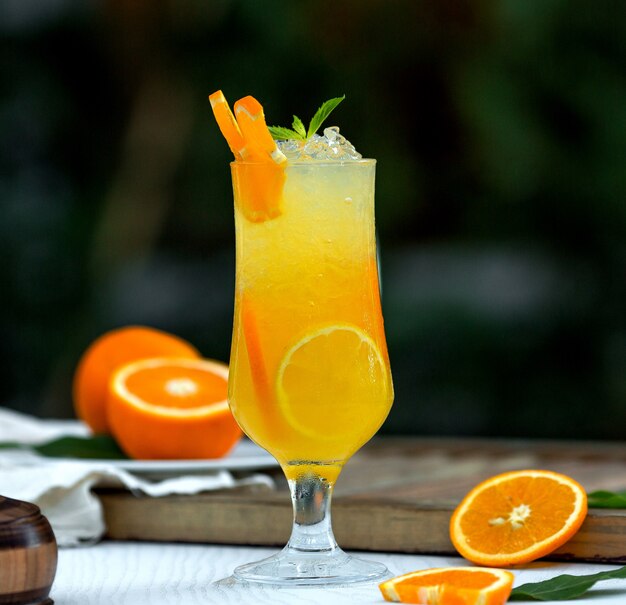Cocktail de laranja com gelo e fatias de laranja