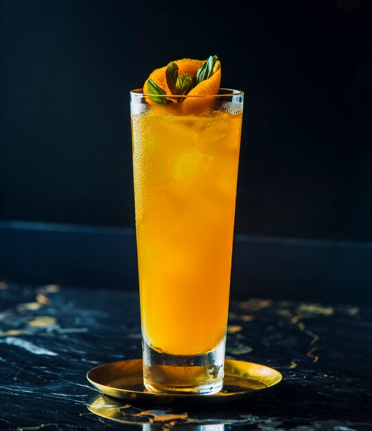 Cocktail de laranja com gelo na mesa