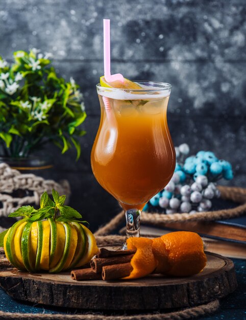 Cocktail de laranja com paus de canela e limão, mistura de limão.