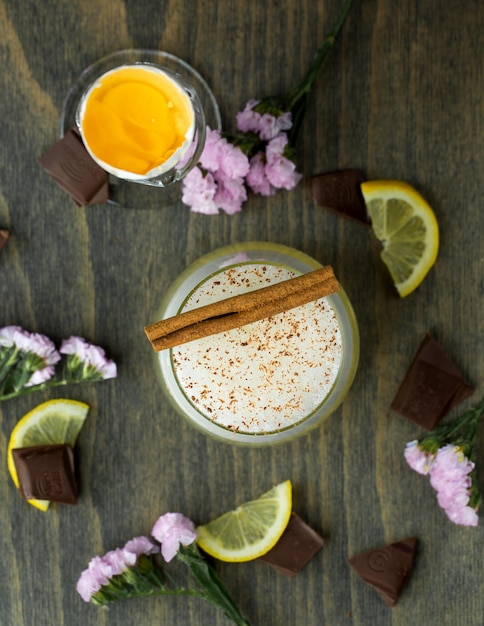 Foto grátis cocktail de limão com canela em cima da mesa