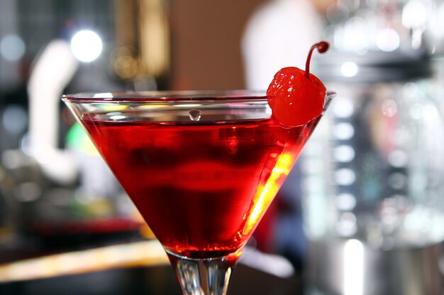 Cocktail de martini rosa em um bar