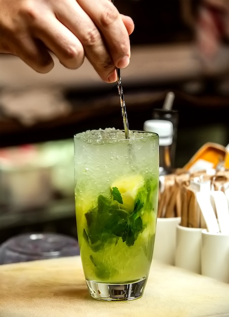 Foto grátis cocktail de mojito fresco com gelo