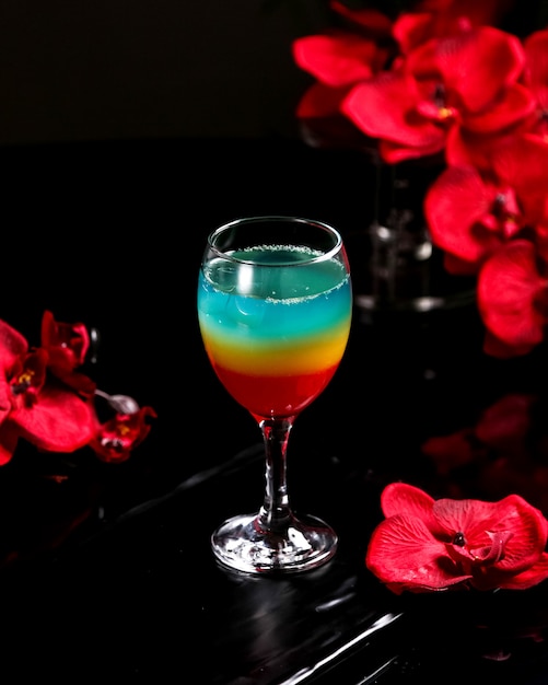 Cocktail de várias cores em cima da mesa