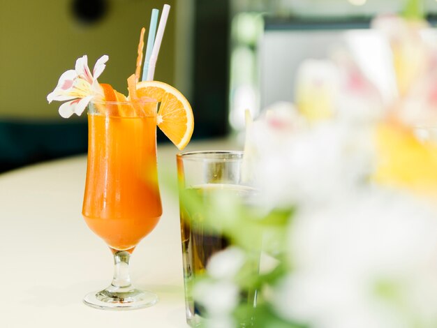 Cocktail de verão decorado no bar